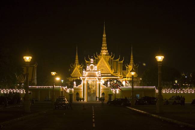 attraction-Royal Palace Phnom Penh Night View.jpg
